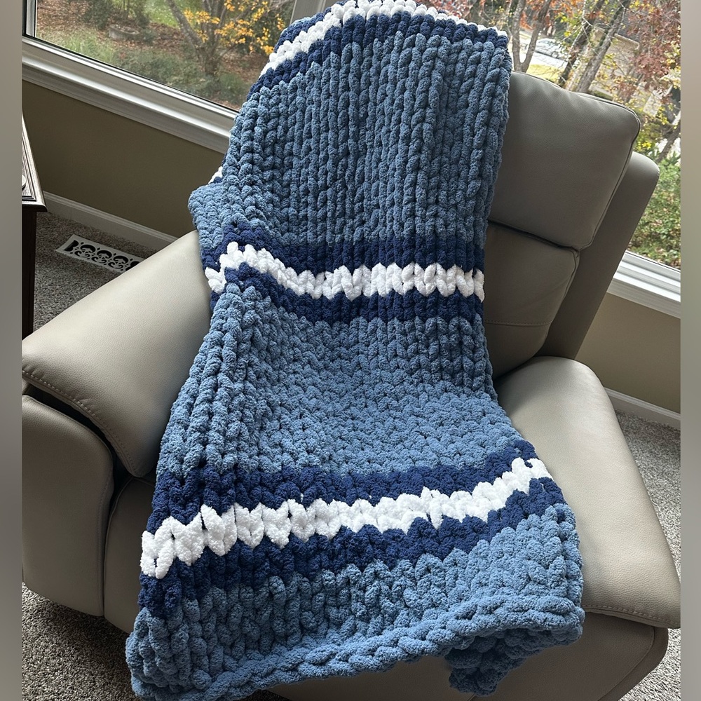 Beautiful chunky blanket in blues and white - Picture 1 of 2